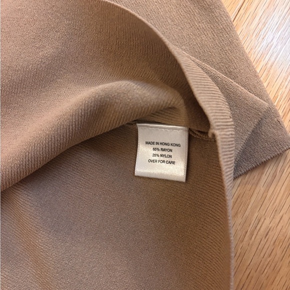 Adrienne Vittadini Soft Women’s Tan Long Sleeve V Neck Size M - Picture 4 of 4